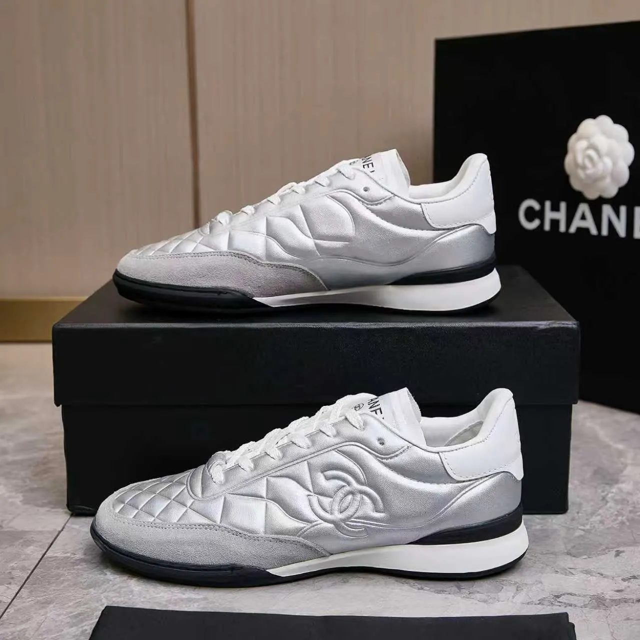 p560 Chanel Chanel - 2025 counter top casual sports shoes This classic design; the upper is electro-embroidered with a variety of craftsmanship; the outsole is fashionable and sporty; the extraordinary inclusion of a variety of color matching elements... The diversified mix and match is very beautiful and versatile, casual, fashionable, sports and outdoor can be taken into account... ꫛꫀꪝ Go➫ Materials: ❶Upper made of: Original imported mixed-breed sheep + craftsmanship ❷Inner uses: Original imported breathable sheepskin ❸ Outsole based on: Original TPU outsole Counter boutique packaging complete set Female 35–41 Male 39-45